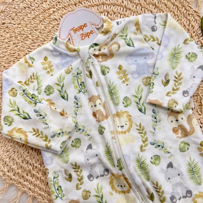 Macacão em Soft com Abertura em Zíper Leãzinho e Safari - Off White e Verde